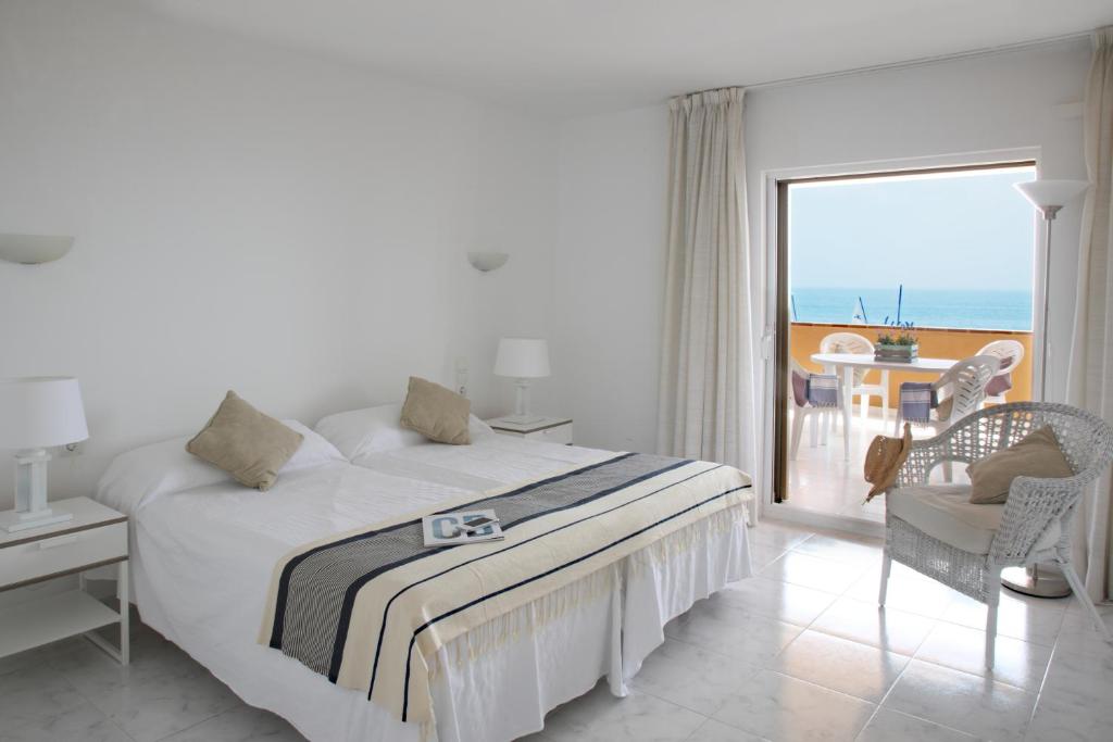 A bed or beds in a room at Apartaments Beach & Golf Resort