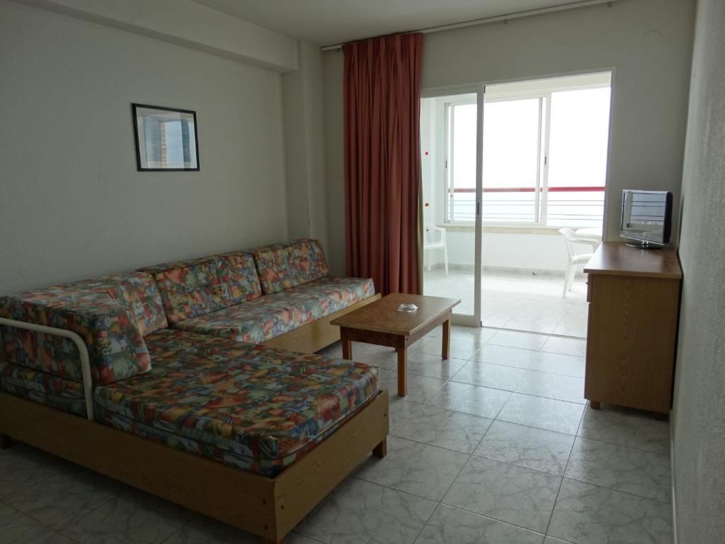 A bed or beds in a room at Apartamentos Beni-Beach