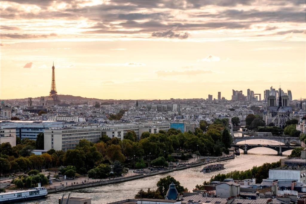 King Room with Eiffel Tower View at Courtyard by Marriott Paris Gare de Lyon