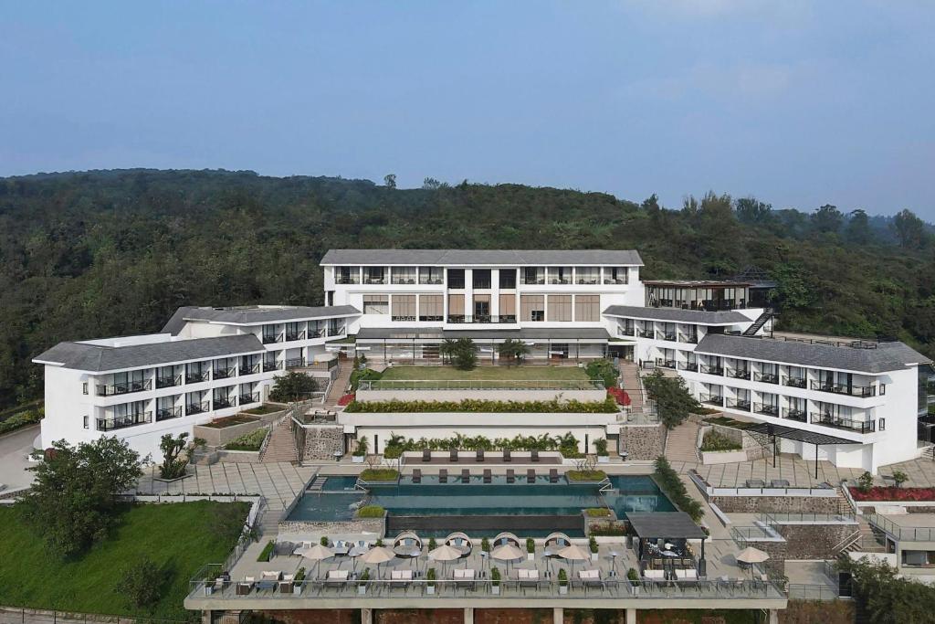 Bazén v ubytování Courtyard by Marriott Mahabaleshwar nebo v jeho okolí