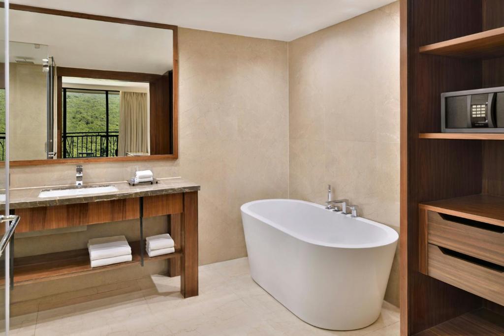 Koupelna v ubytování Courtyard by Marriott Mahabaleshwar