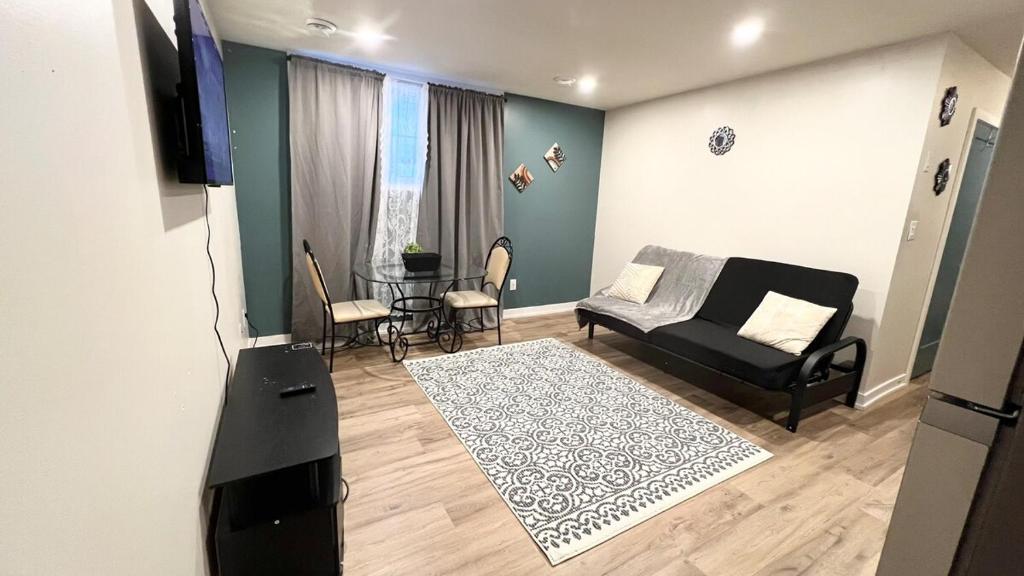 Posezení v ubytování Cozy 2Bed Home 6 minutes to the FALLS!