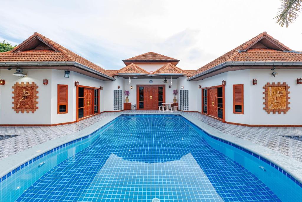 ein Bild einer Villa mit Swimmingpool in der Unterkunft D Pool Villa Pattaya in Nong Prue