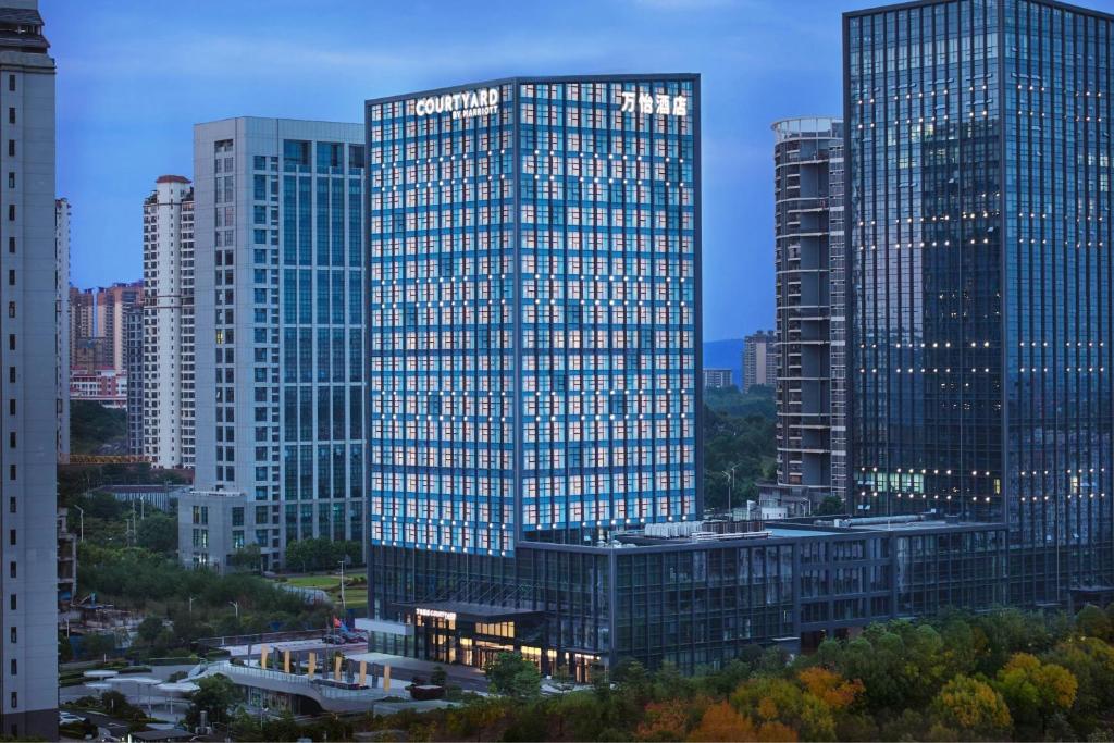 南宁南宁五象万怡酒店的城市中的一组高楼