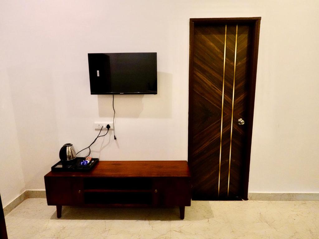 TV a/nebo společenská místnost v ubytování Radha Kunj Resort Pushkar