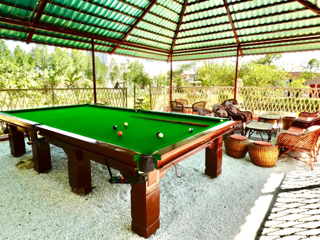 Biliár nebo kulečník v ubytování Radha Kunj Resort Pushkar