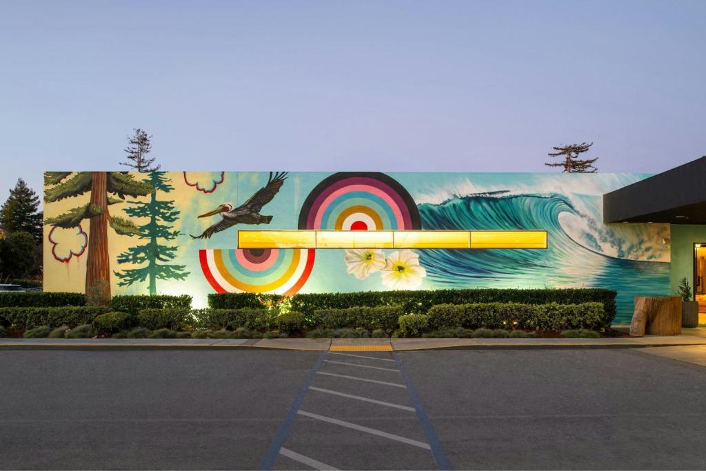 a mural on the side of a building at Hotel Paradox, Autograph Collection in Santa Cruz