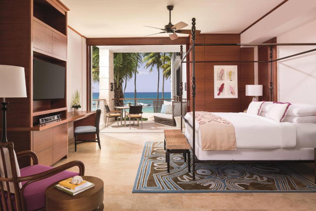 TV a/nebo společenská místnost v ubytování Dorado Beach, a Ritz-Carlton Reserve