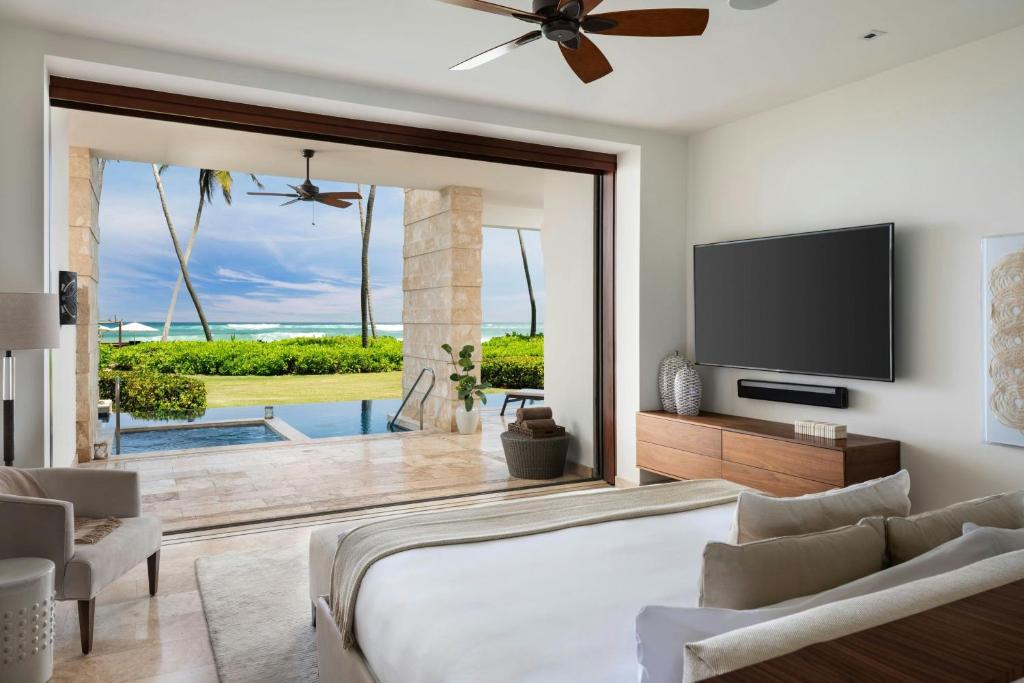 TV a/nebo společenská místnost v ubytování Dorado Beach, a Ritz-Carlton Reserve