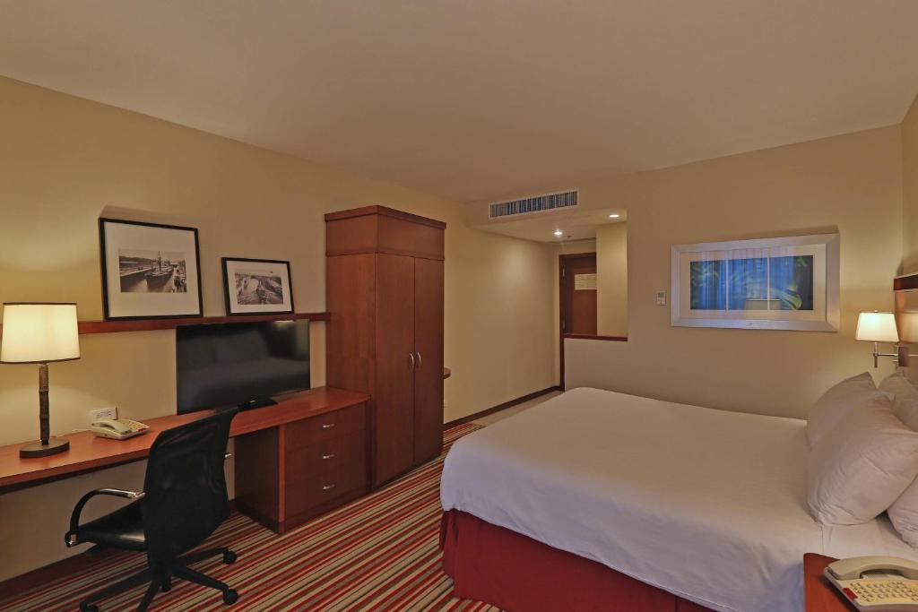 Postel nebo postele na pokoji v ubytování Courtyard by Marriott Panama Multiplaza Mall