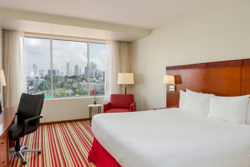 Postel nebo postele na pokoji v ubytování Courtyard by Marriott Panama Multiplaza Mall