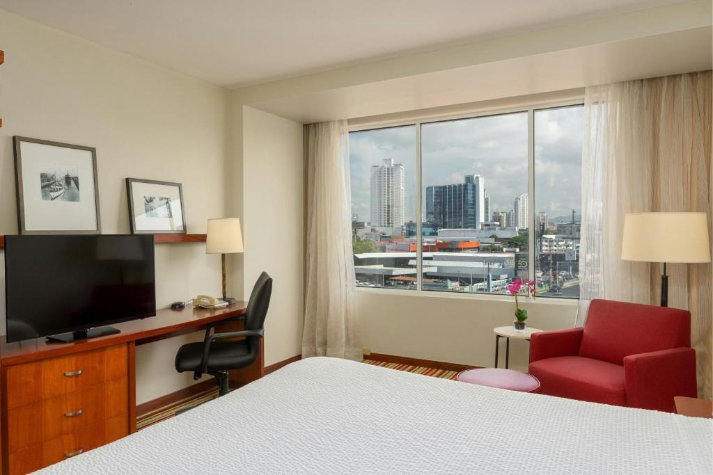 Postel nebo postele na pokoji v ubytování Courtyard by Marriott Panama Multiplaza Mall