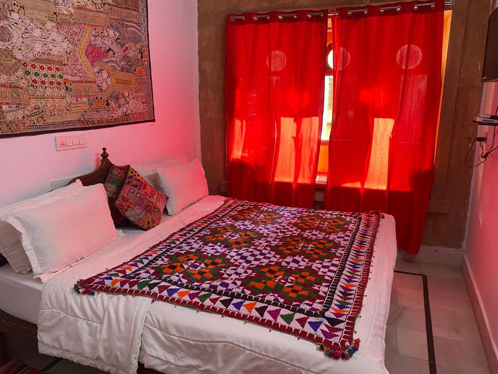 Postel nebo postele na pokoji v ubytování Music city homestay Jaisalmer
