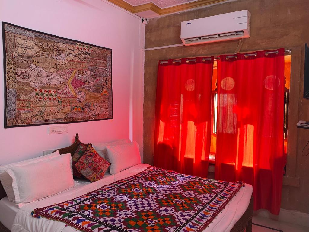 Postel nebo postele na pokoji v ubytování Music city homestay Jaisalmer