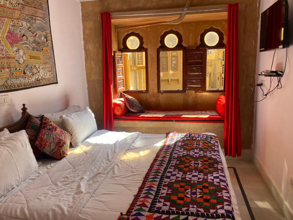 Postel nebo postele na pokoji v ubytování Music city homestay Jaisalmer