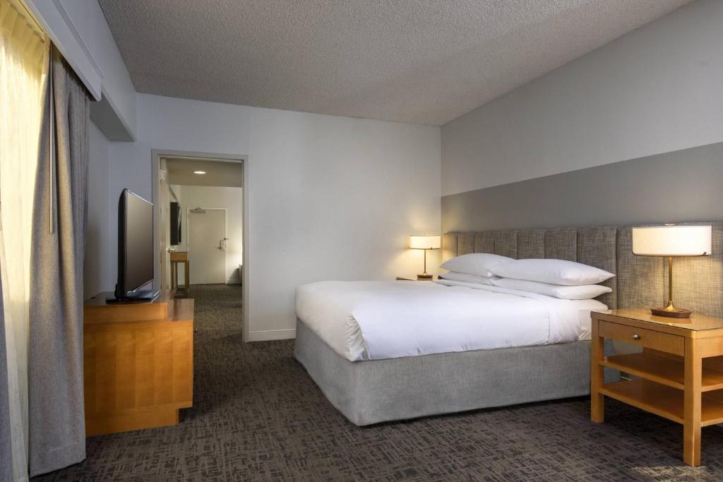 Postel nebo postele na pokoji v ubytování Renaissance Palm Springs Hotel