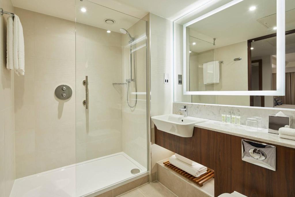 Koupelna v ubytování Courtyard by Marriott Oxford City Centre