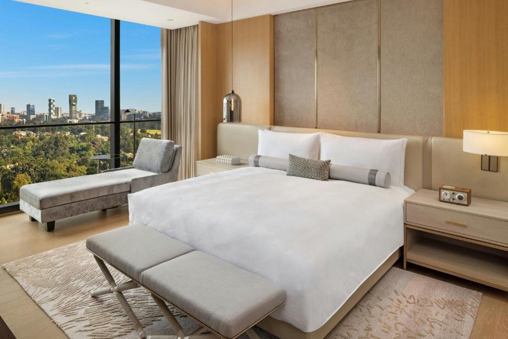 Postel nebo postele na pokoji v ubytování JW Marriott Hotel Nairobi