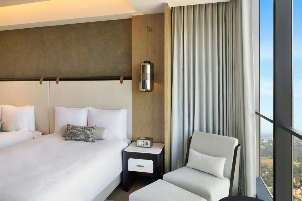 Postel nebo postele na pokoji v ubytování JW Marriott Hotel Nairobi