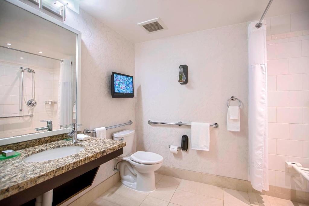 Renaissance Raleigh North Hills Hotel - 