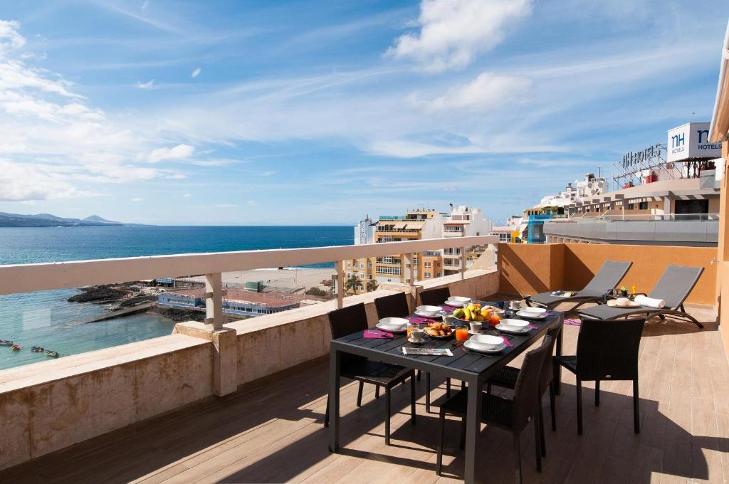 una mesa en un balcón con vistas al océano en Apartment Las Canteras Nautilus 8D, en Las Palmas de Gran Canaria