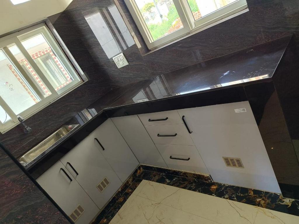 vista sul soffitto di una cucina con armadietti bianchi di The Forest Grove by Living Circle a Yelagiri