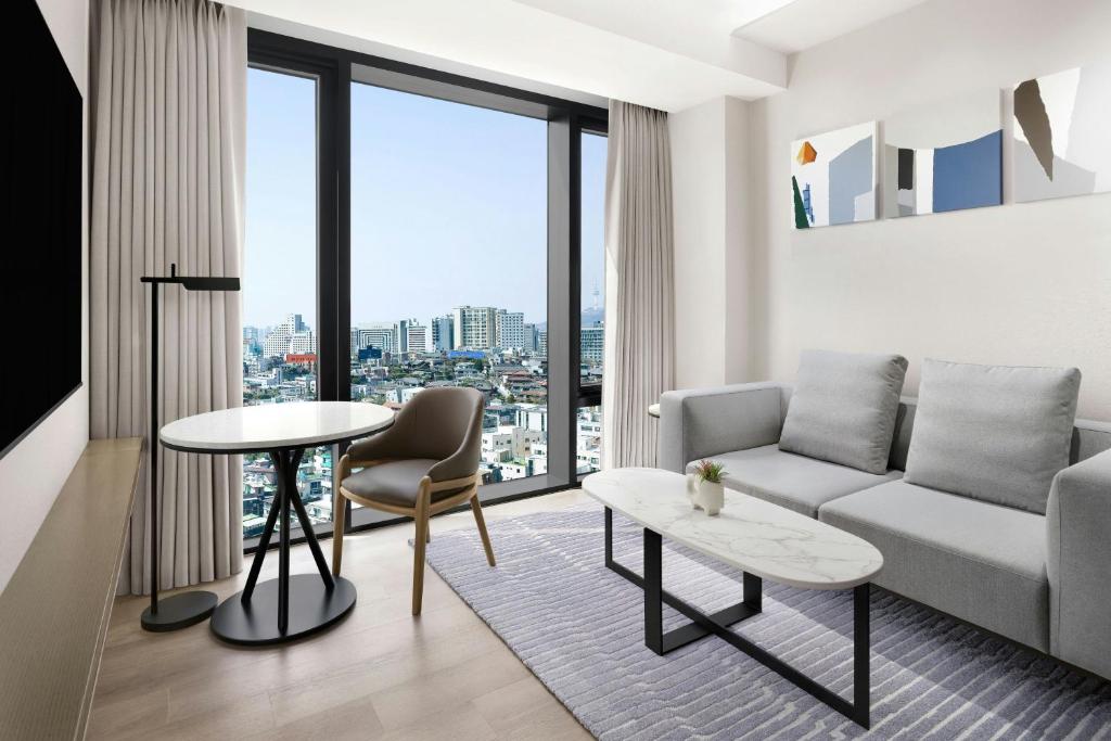 Uma área de estar em AC Hotel by Marriott Seoul Gangnam