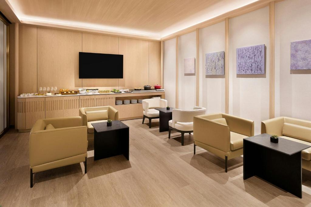Uma área de estar em AC Hotel by Marriott Seoul Gangnam