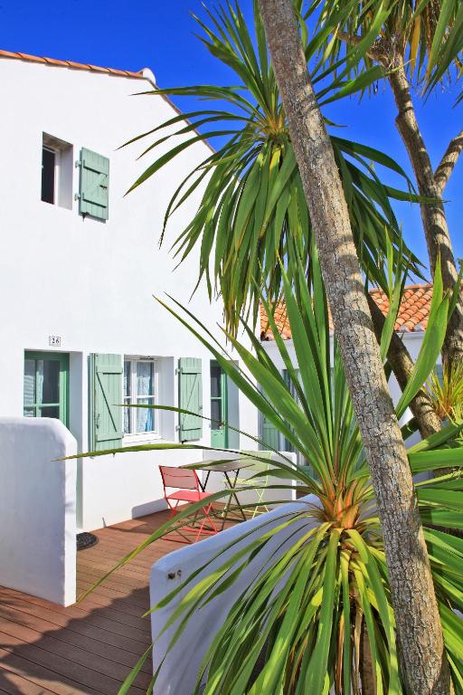 a view from the deck of a house with a palm tree at Résidence La Chaize in Noirmoutier-en-l'lle