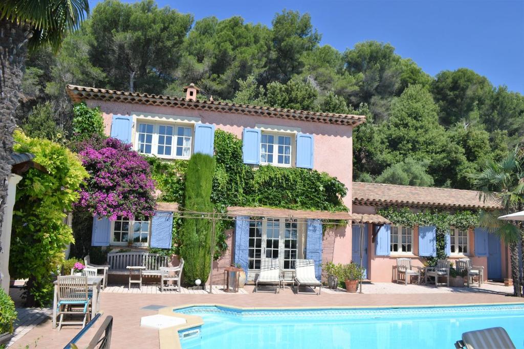 una casa con una piscina di fronte di le Mas des Cigales a Tourrettes-sur-Loup