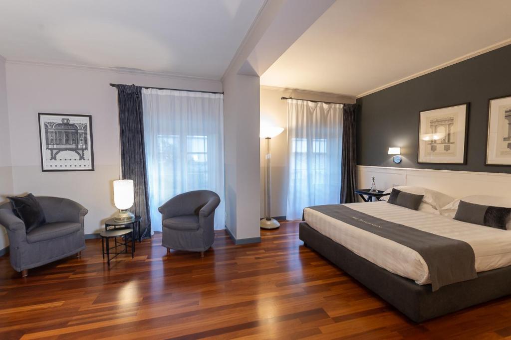 Postel nebo postele na pokoji v ubytování The Tuscanian Hotel