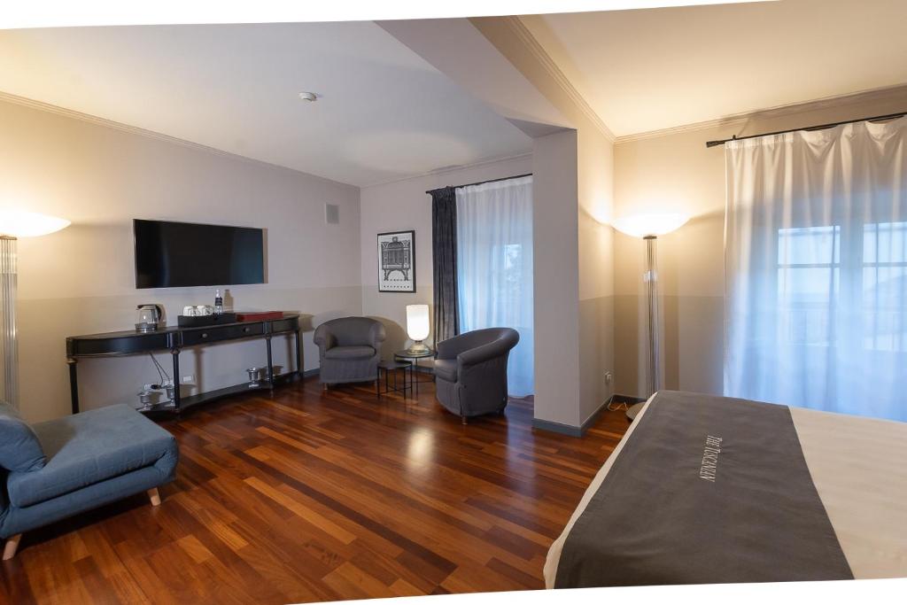 The Tuscanian Hotel - 14