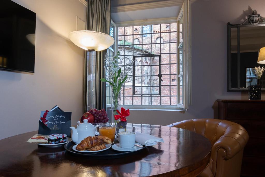 The Tuscanian Hotel - 12