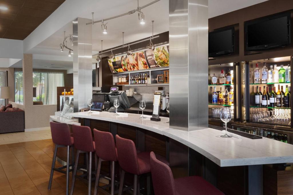 Lounge nebo bar v ubytování Courtyard by Marriott Fishkill