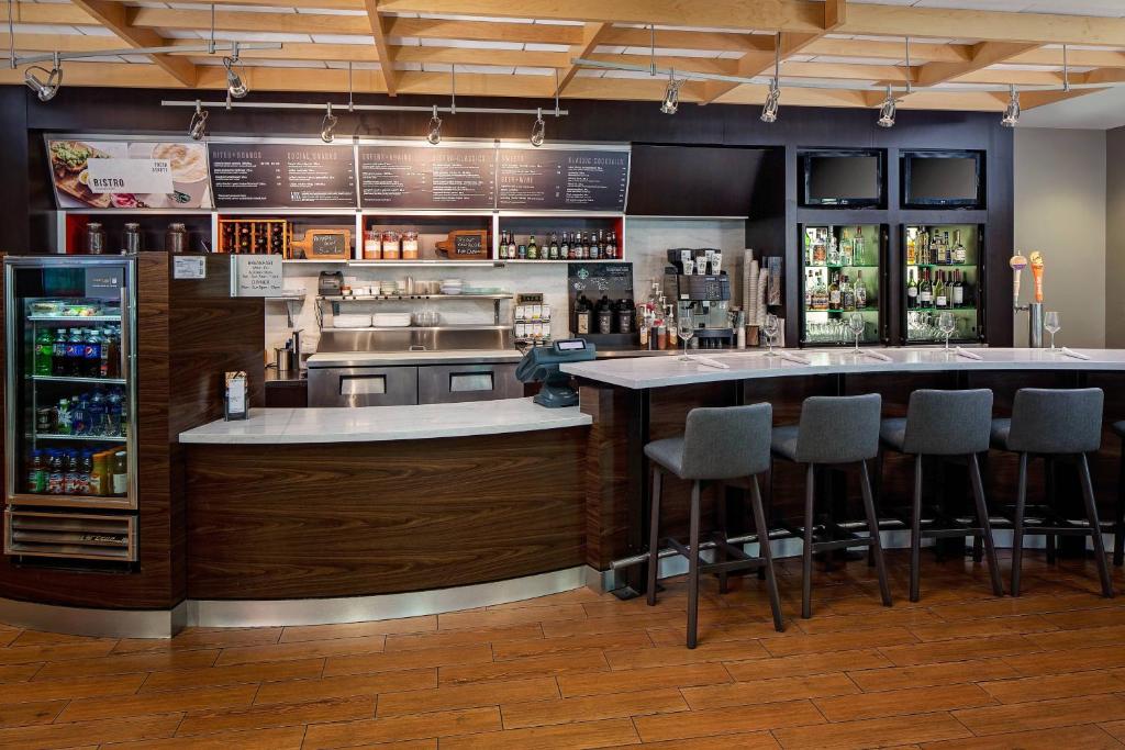 Lounge nebo bar v ubytování Courtyard by Marriott Fort Lauderdale North/Cypress Creek