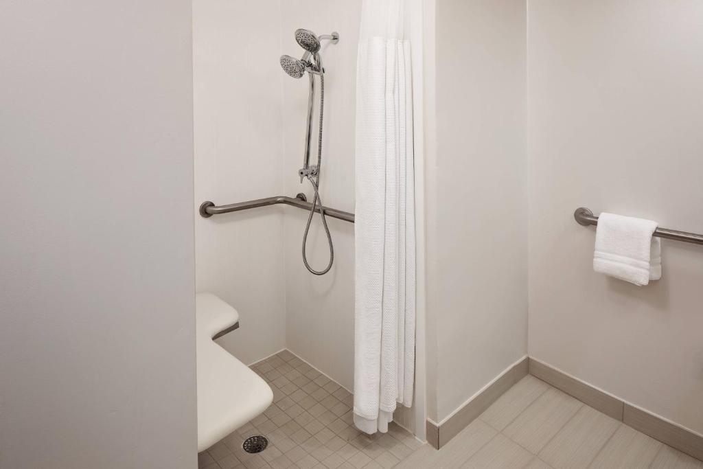 Koupelna v ubytování Courtyard by Marriott Fort Lauderdale North/Cypress Creek