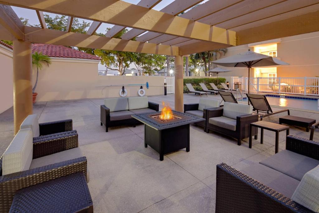 Posezení v ubytování Courtyard by Marriott Fort Lauderdale North/Cypress Creek