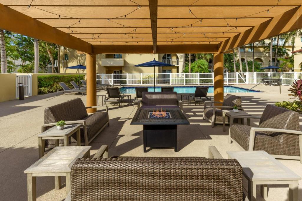 Bazén v ubytování Courtyard by Marriott Fort Lauderdale North/Cypress Creek nebo v jeho okolí