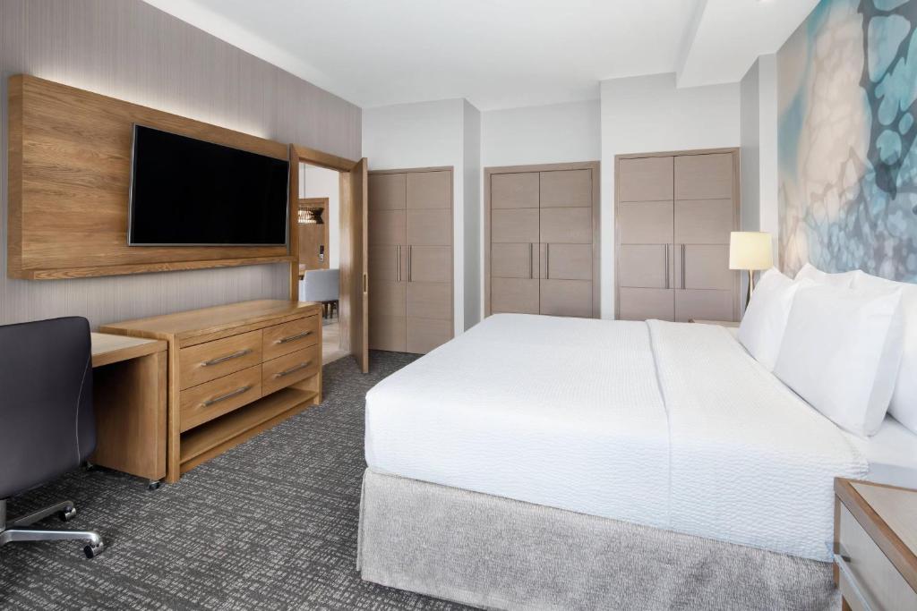 Llit o llits en una habitació de Courtyard by Marriott Port of Spain