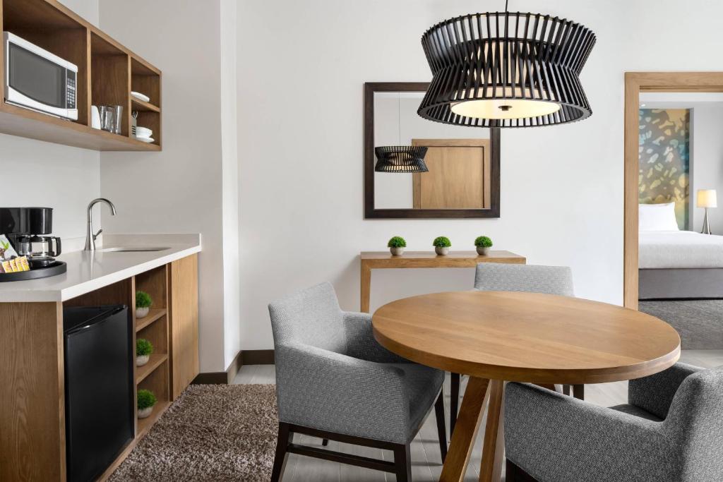 Cuina o zona de cuina de Courtyard by Marriott Port of Spain