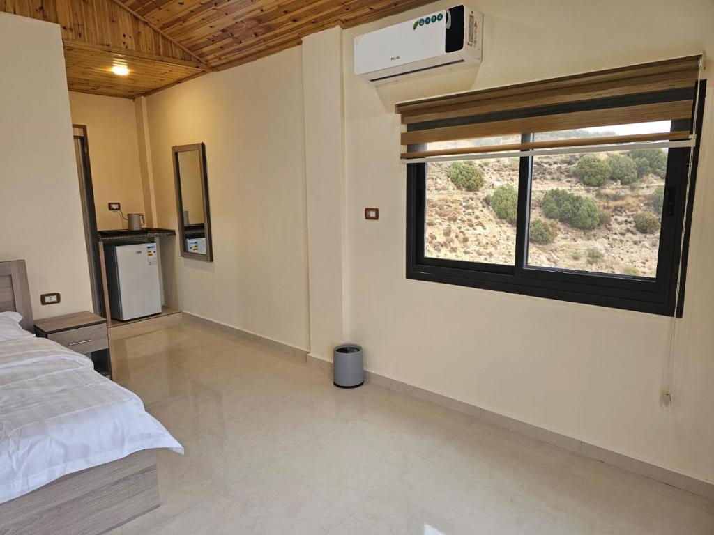 Postel nebo postele na pokoji v ubytování Ramses Tafilah Lodge نزل رمسيس الطفيلة