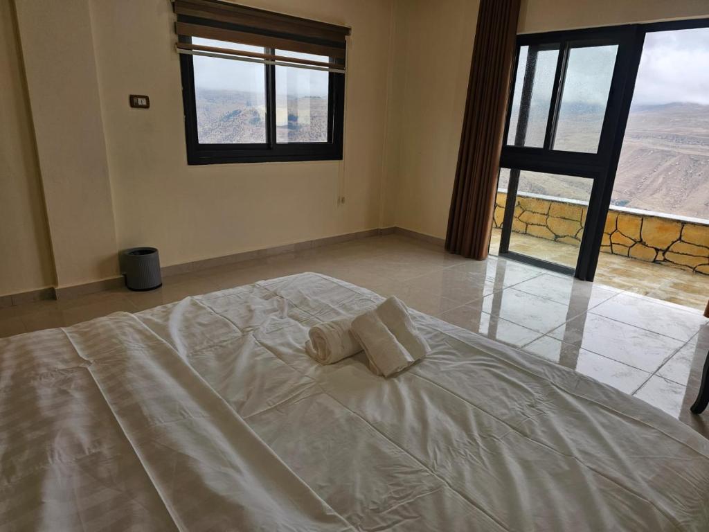 Postel nebo postele na pokoji v ubytování Ramses Tafilah Lodge نزل رمسيس الطفيلة