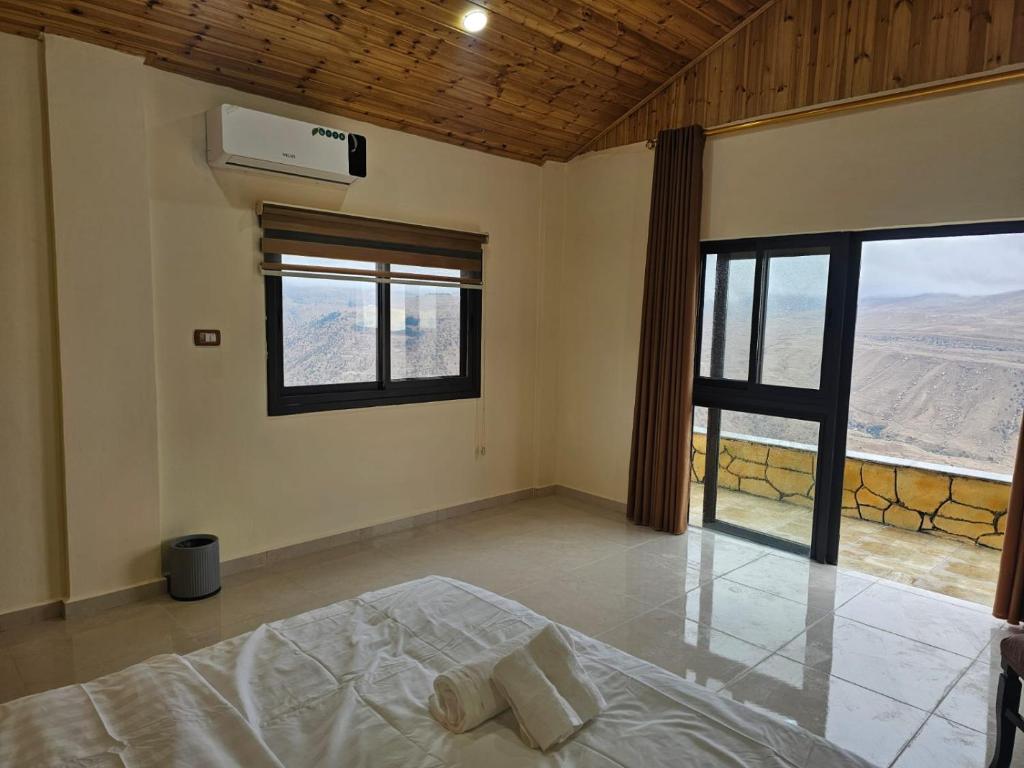 Postel nebo postele na pokoji v ubytování Ramses Tafilah Lodge نزل رمسيس الطفيلة