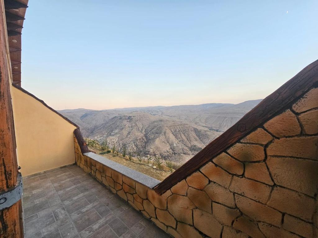 Nespecifikovaný výhled na hory nebo výhled na hory při pohledu z hotelu