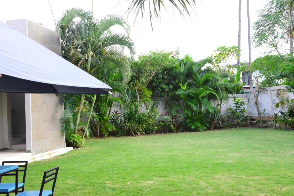 Zahrada ubytování 2 Bedroom Villa with Pool & Close to Setangi Beach