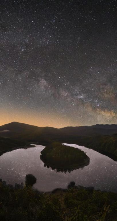 a large lake at night with a starry sky at Casa Rural Arroal in Sotoserrano