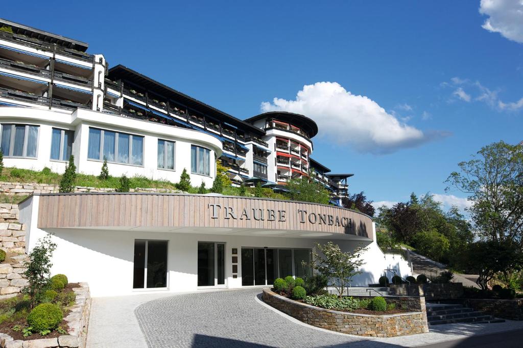 ein Hotel mit einem Schild, das Trastevere liest in der Unterkunft Hotel Traube Tonbach in Baiersbronn