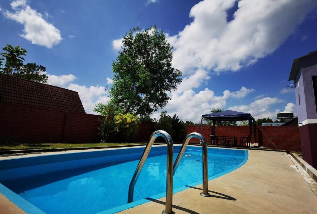 Una piscina con un cenador en un patio. en A'Famosa Resort villa with Private Swimming pool, en Kampong Pulau Sebang