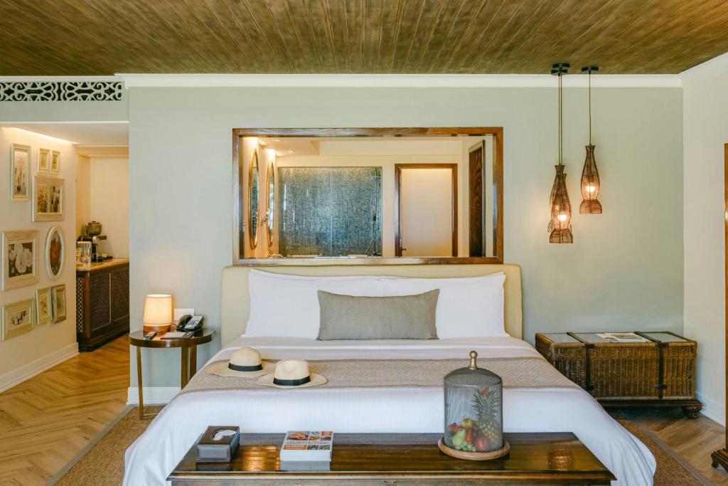 Postel nebo postele na pokoji v ubytování The St. Regis Le Morne Resort, Mauritius