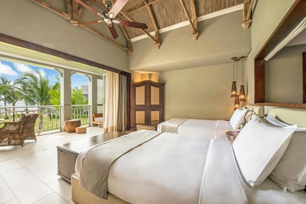 Postel nebo postele na pokoji v ubytování The St. Regis Le Morne Resort, Mauritius